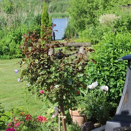 Ferienhaus Auf Großem Wassergrundstück Mit Kamin